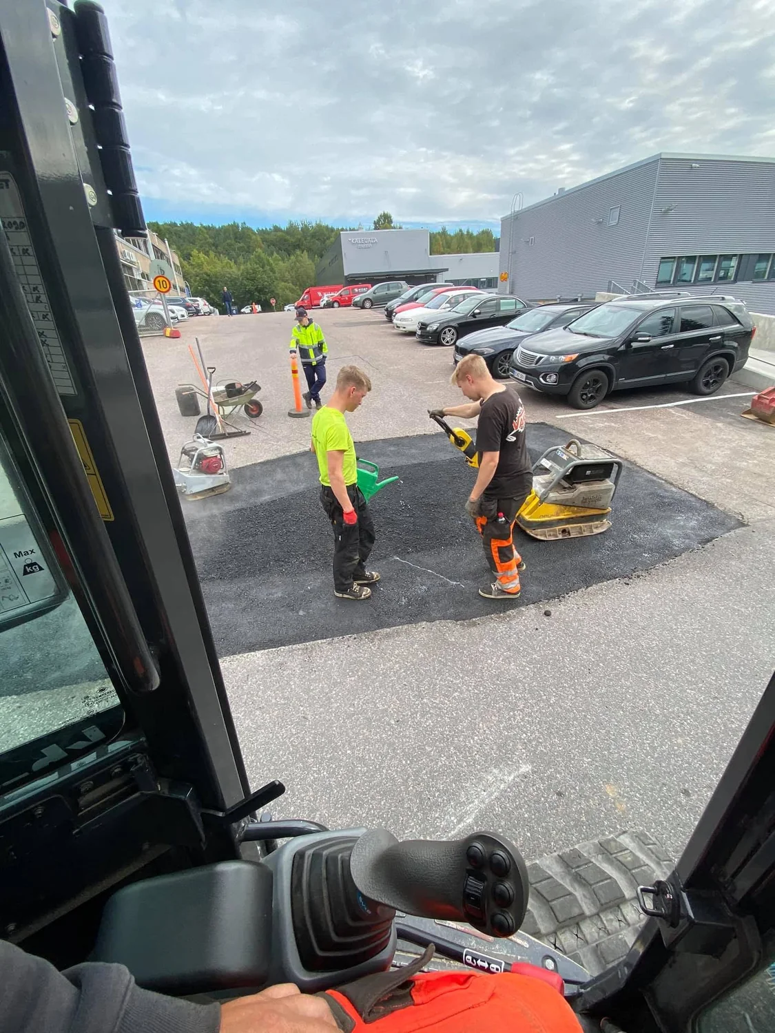 Piha-alueen asfaltointi- ja pohjatyöt