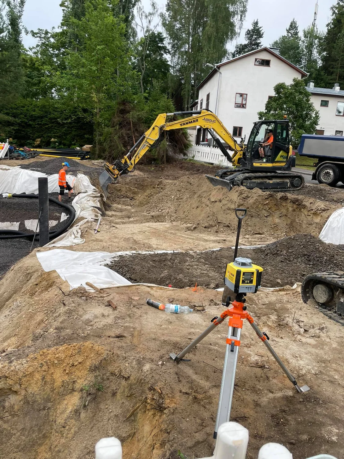 Kaivinkone ja kaivanto maanrakennustyömaalla