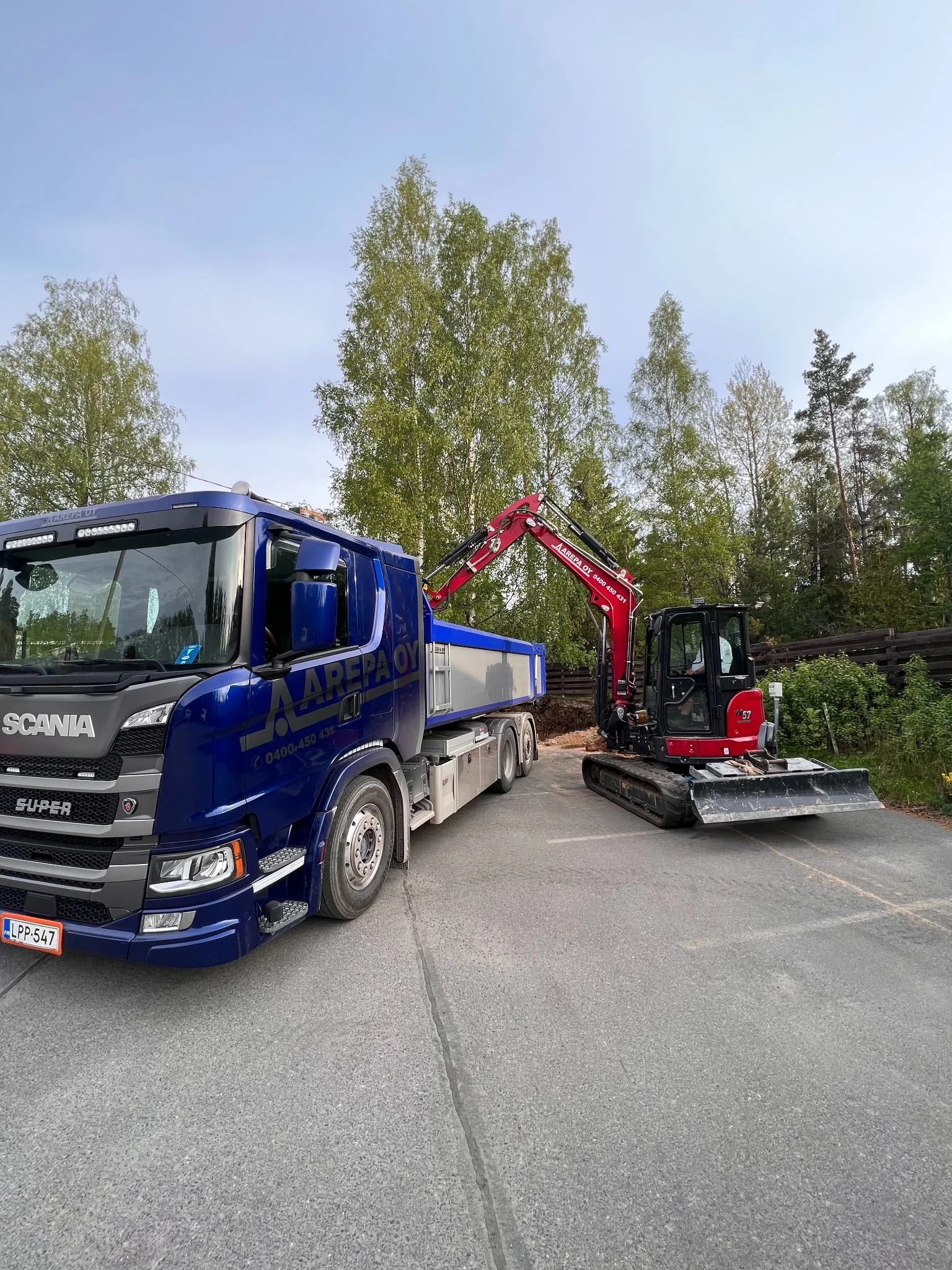 Arepa Oy:n kuorma-auto ja kaivinkone työmaalla
